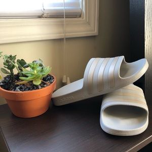 ✨NWOT Adidas Adilette Slide